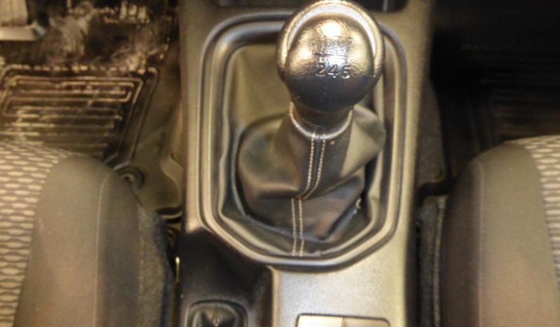 
								Toyota Hilux 2.4 D4D Cabina Doble GX caja cerrada lleno									