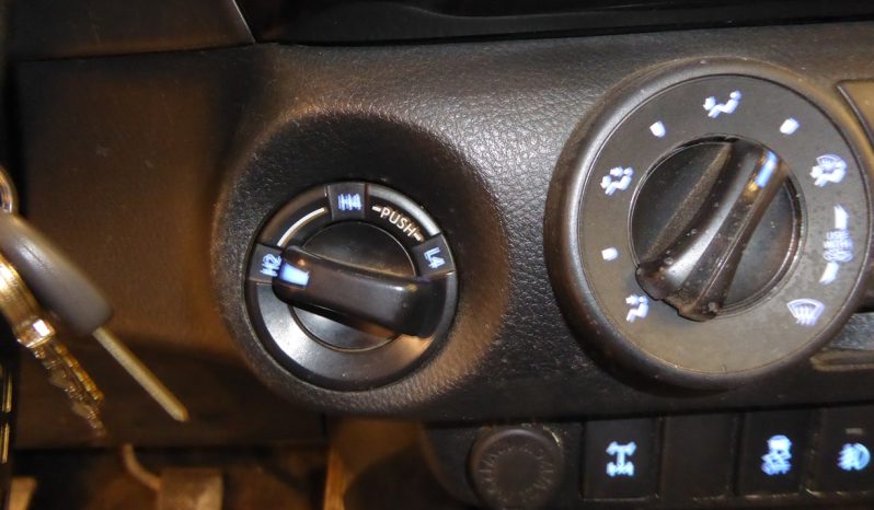 
								Toyota Hilux 2.4 D4D Cabina Doble GX caja cerrada lleno									