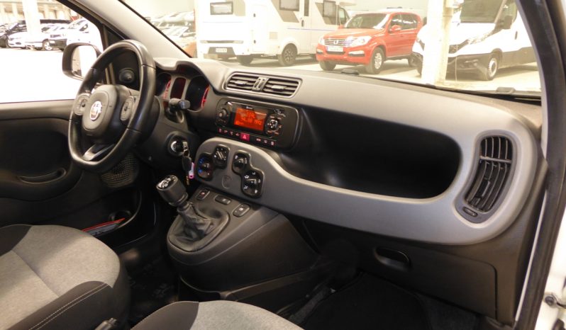 
								Fiat Panda 1.2 Lounge 70cv gasolina lleno									
