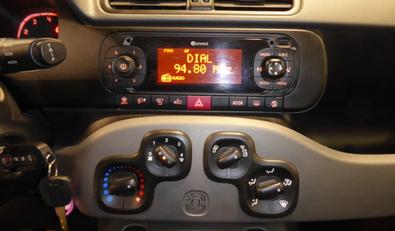 
								Fiat Panda 1.2 Lounge 70cv gasolina lleno									