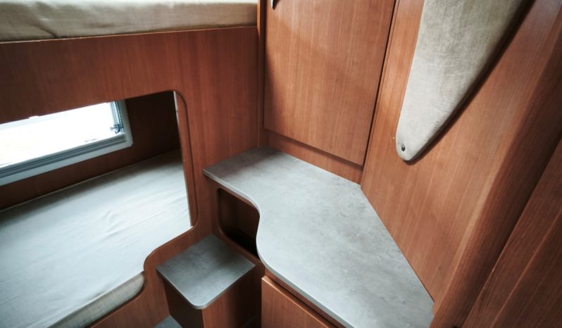 
								PILOTE AVENTURA A710 CAPUCHINA 6 P. LITERAS lleno									